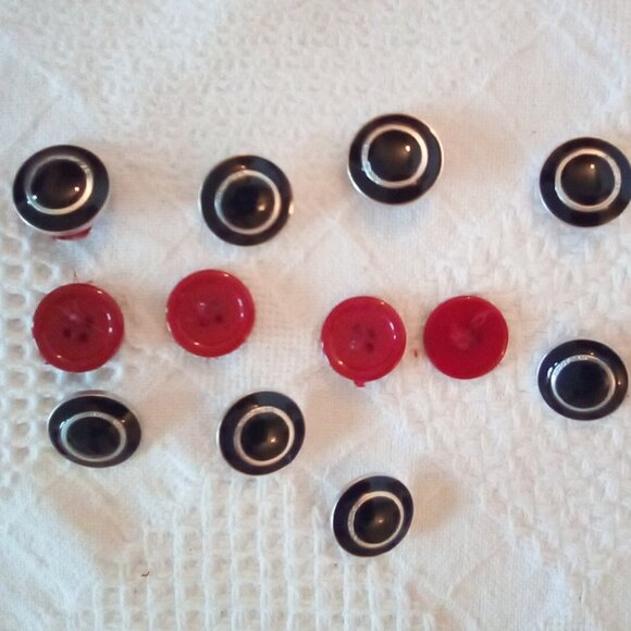 St.John Assortment Of Buttons - Picture 1 of 4